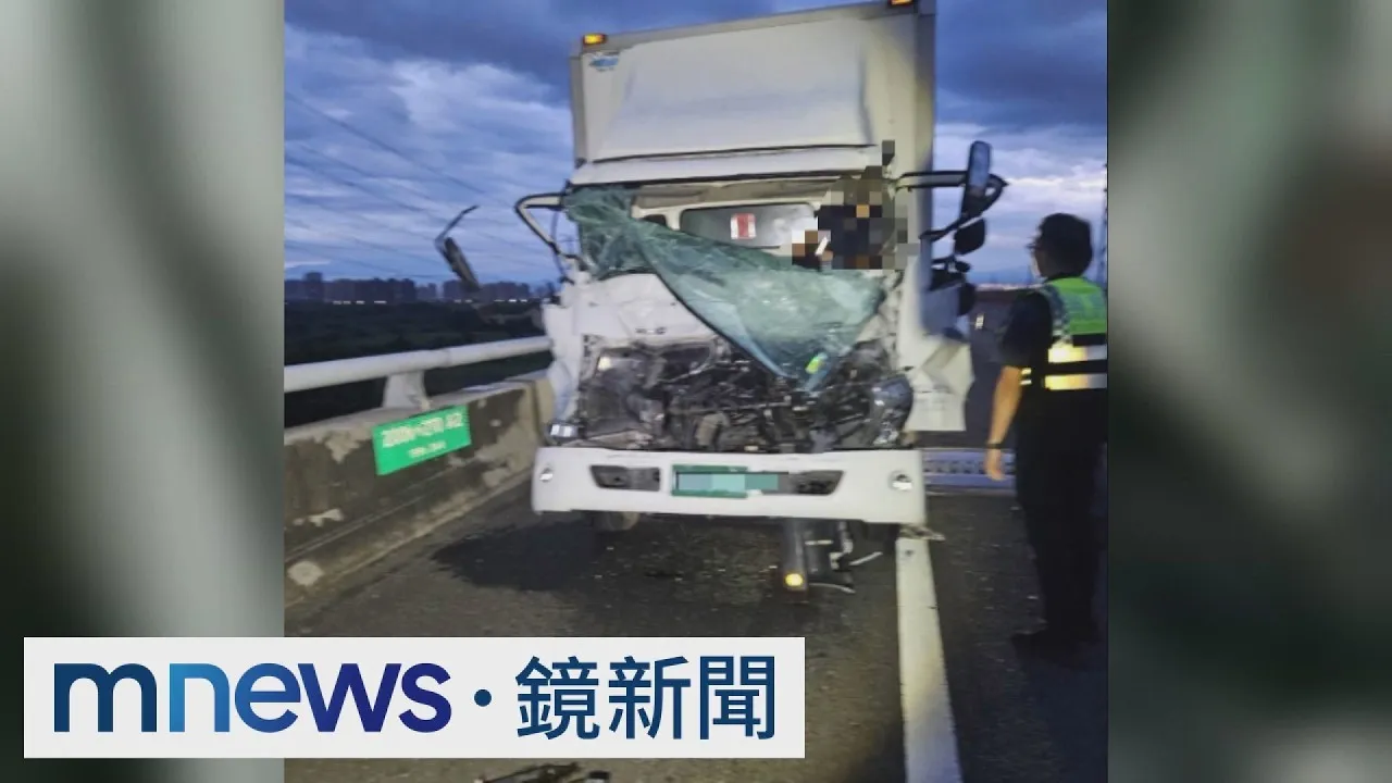 疑未保持安全距離　貨車車頭撞爛駕駛渾身血困駕駛座