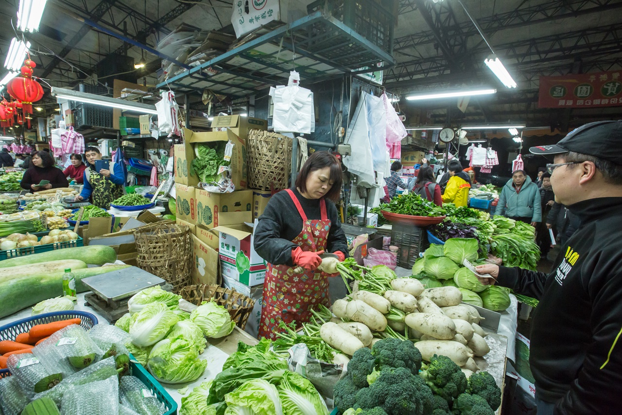 談到什麼職業表面上很窮、實際卻非常賺錢,不少網友首先想到市場攤販。(示意圖,本刊資料照)