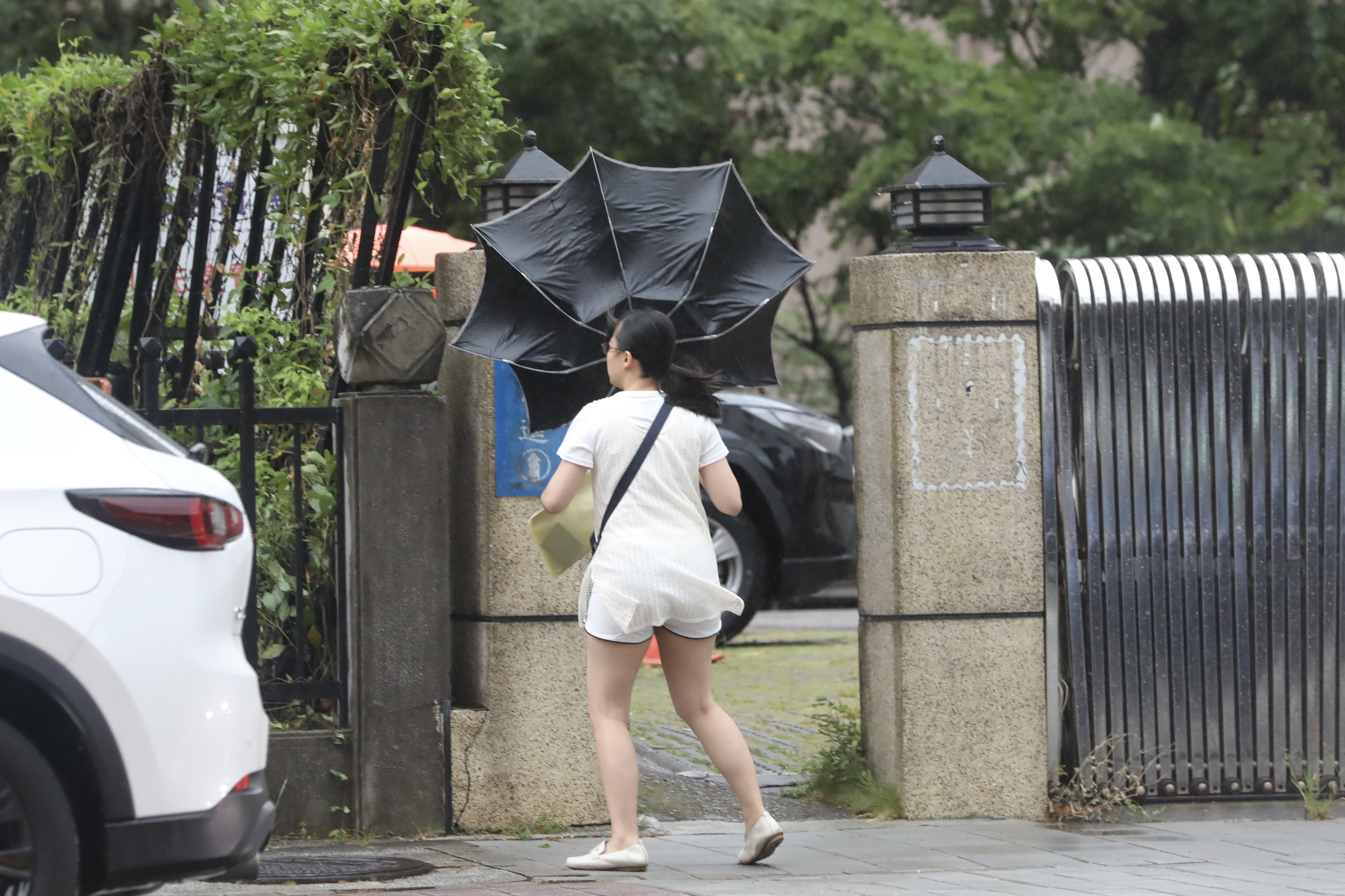 北台暴雨來襲「豪雨+強風+巨浪」齊發!6米巨浪海邊別靠近。(鏡報林煒凱攝)