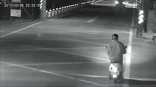 王男行凶後,騎著登記在王妹名下的機車離開現場,警方以車追人後,認定他涉嫌重大。(警方提供)