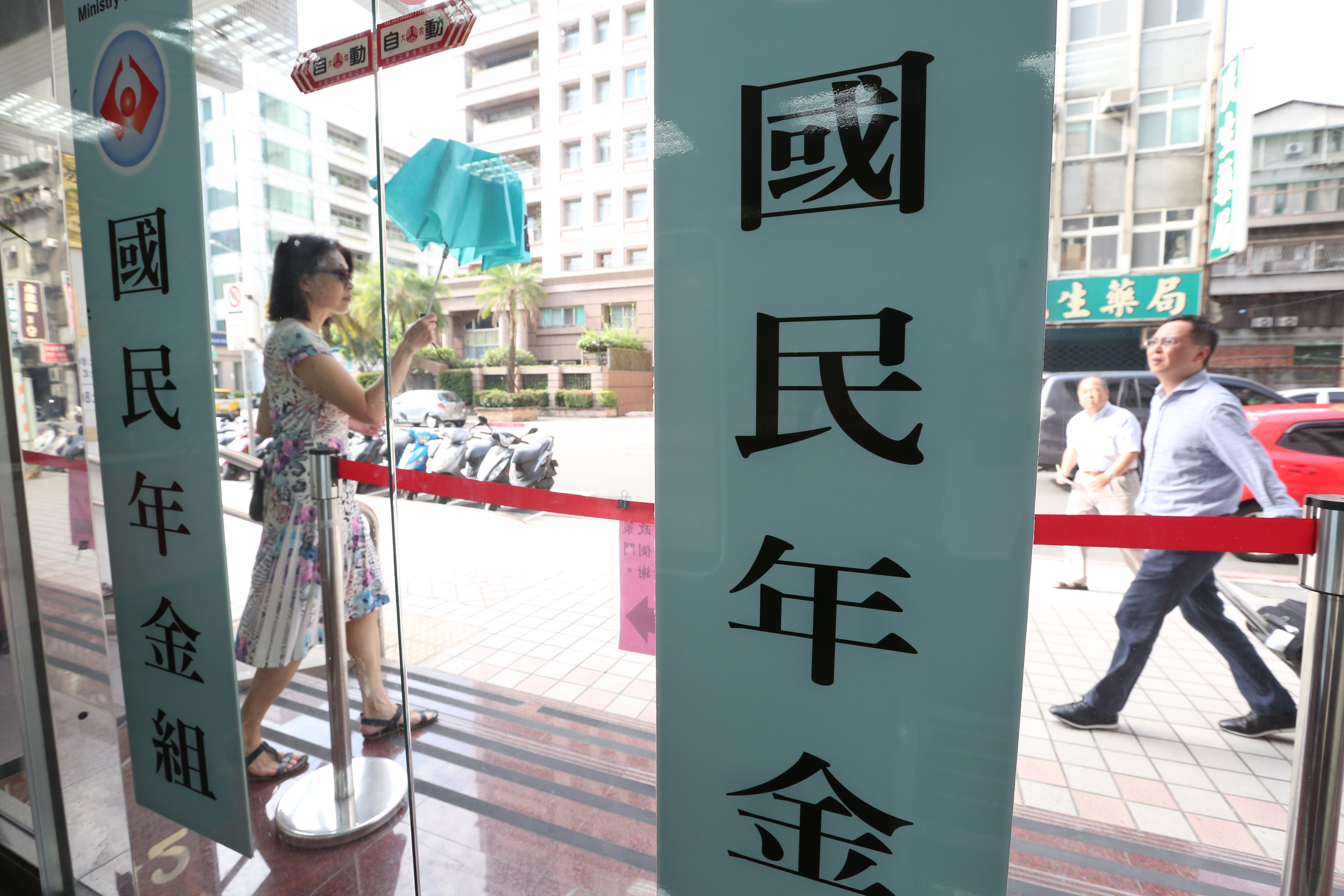 國保10月新制放寬欠費利息免徵門檻,但欠費超過10年還是會影響老年年金請領金額。