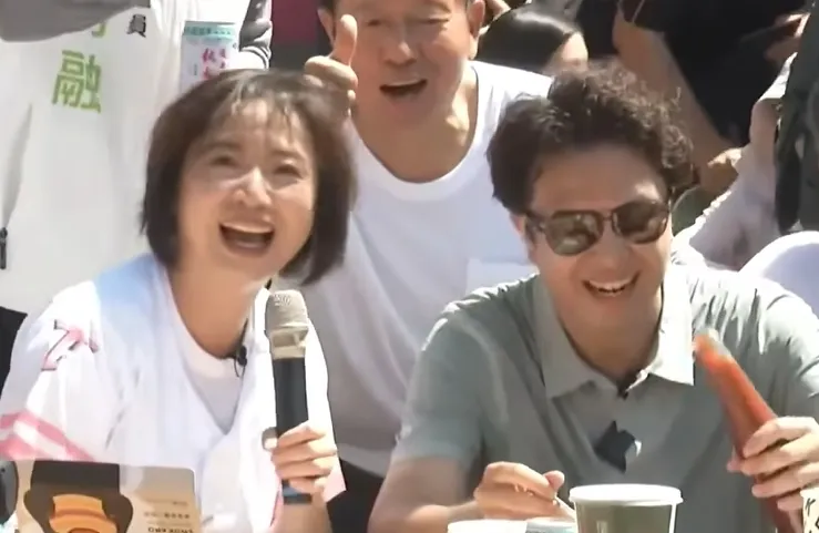 曾說「台中雞排太甜」！沈伯洋雞蛋糕狂淋東泉辣醬　美食破圈讚剛剛好