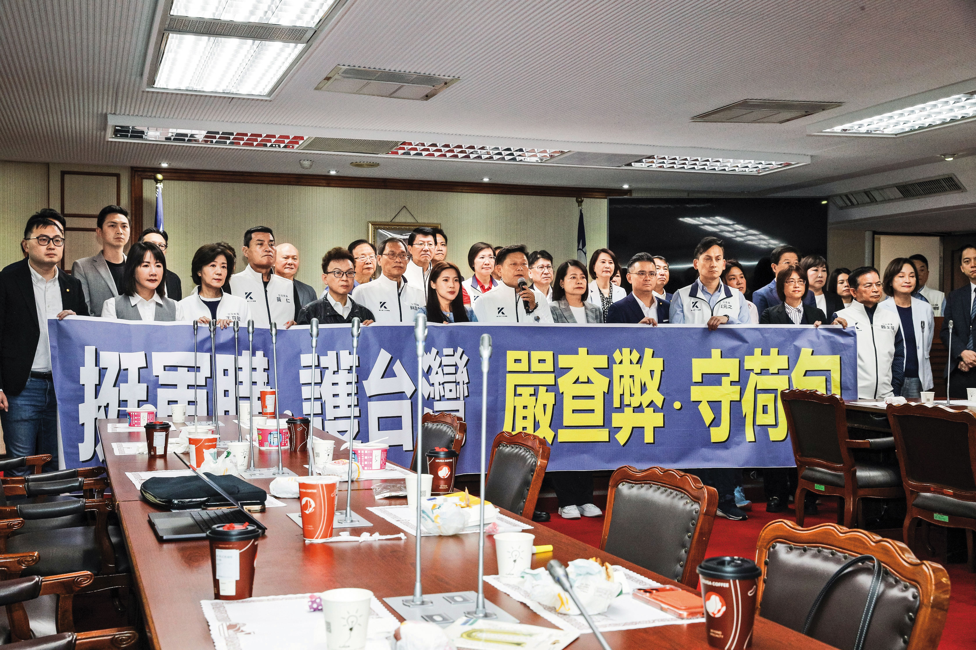 「國防特別預算條例草案」上週立院終於通過藍白的版本。國民黨自認找到完美平衡,既可看緊人民荷包、又可跟美國交代;既可宣稱自己挺國防,又可跟民進黨做對。(鏡報鄒保祥)
