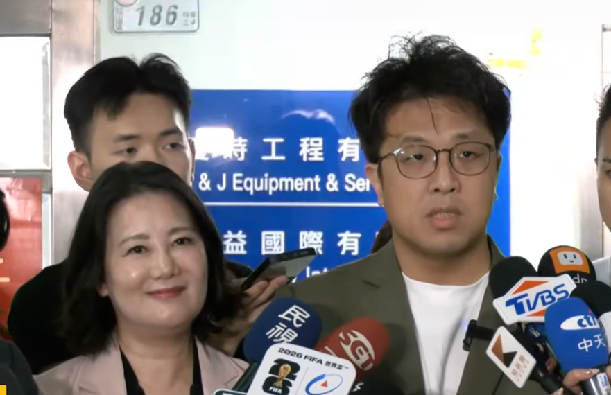 吳思瑤(左起)、沈伯洋今出席北市機車公會座談會。
