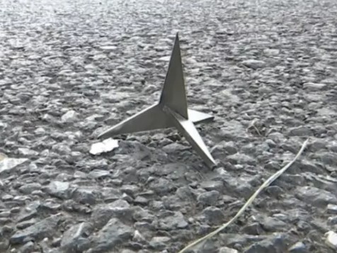 中國雲南省昆明市當地主幹道「彩雲北路」日前驚現大量鐵製「三角釘」,導致多輛行經車輛的輪胎遭刺破。(翻攝自澎湃新聞)