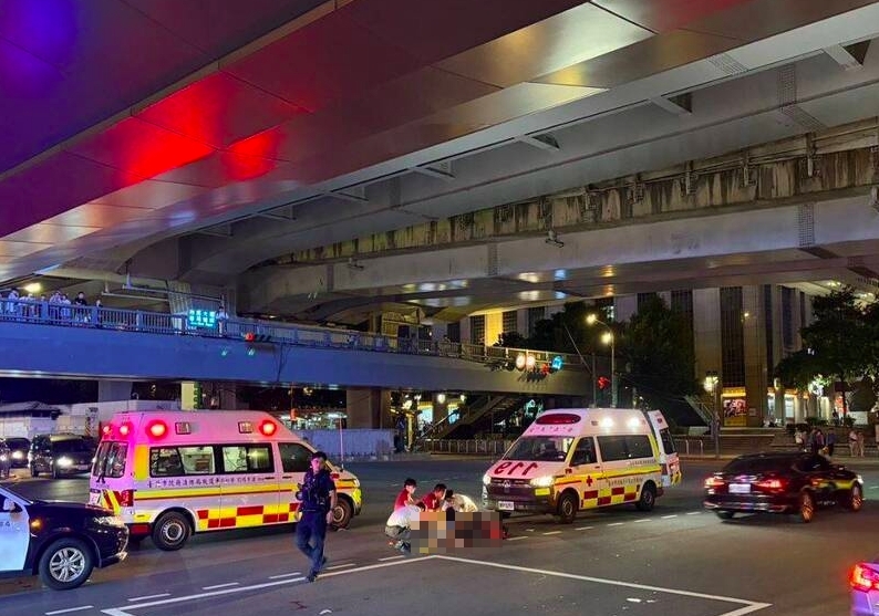 台北車站外天橋上月底發生墜橋憾事。(翻攝畫面)