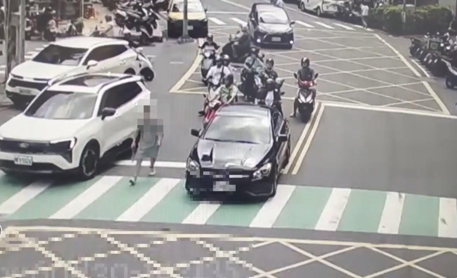 警方經調閱監視器後鎖定黑色賓士車展開追查,發現官男找錯人後又乘車前往咖啡廳繼續尋找女員工。