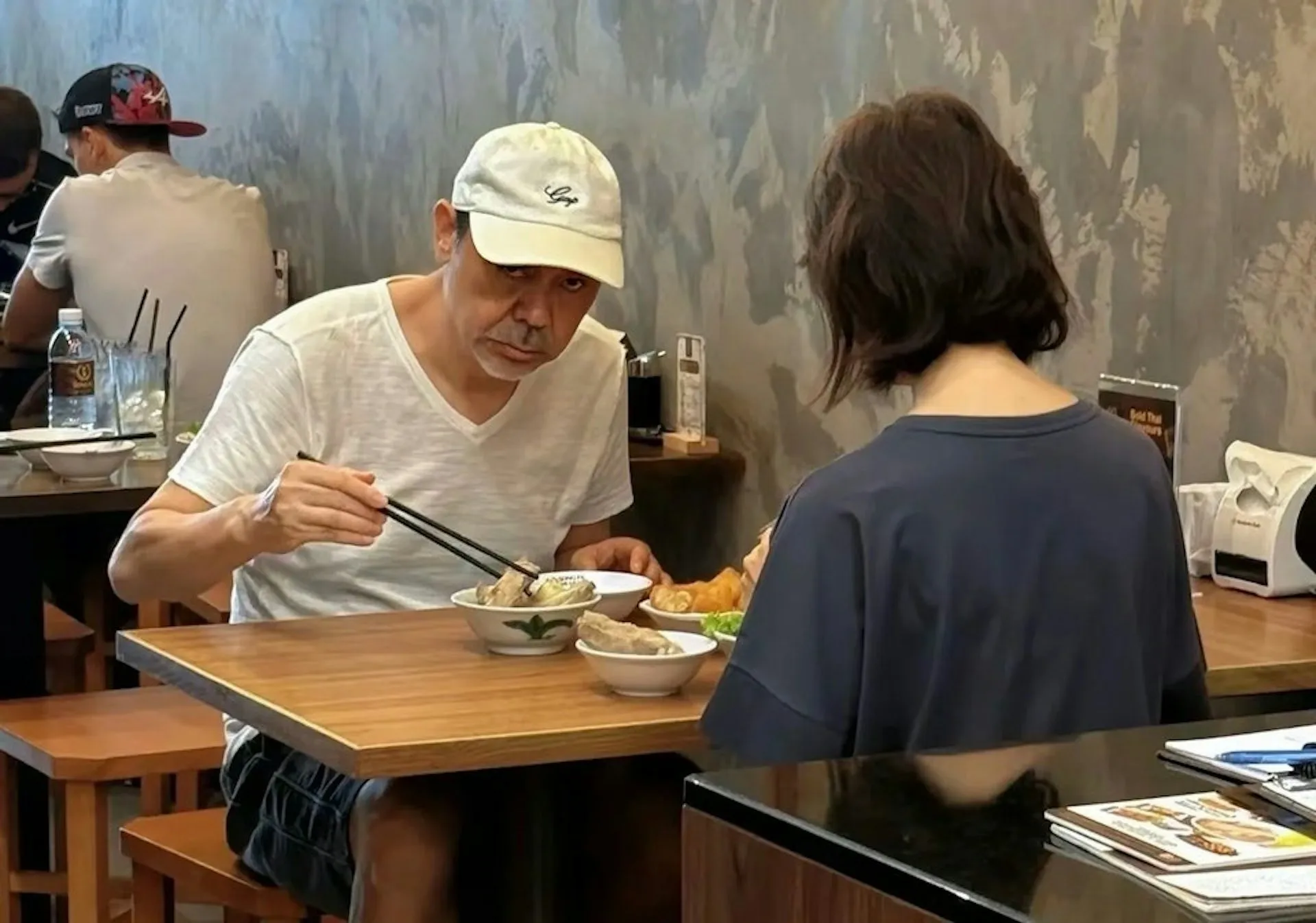 劉青雲夫妻街頭被捕獲！郭藹明「又瘦了一圈」　結婚28年仍牽手、買甜品寵妻