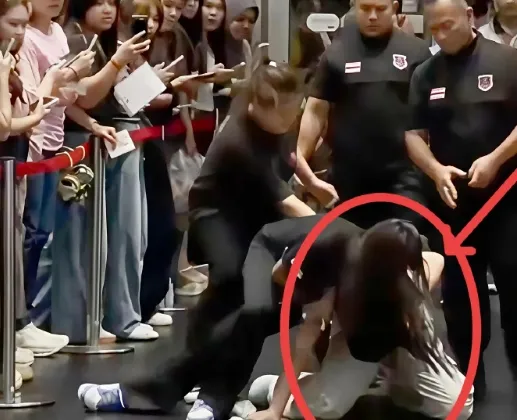 中國女粉絲簽售會佔位！遭工作人員「鎖喉抱摔」連日登熱搜　泰旅遊局急道歉滅火