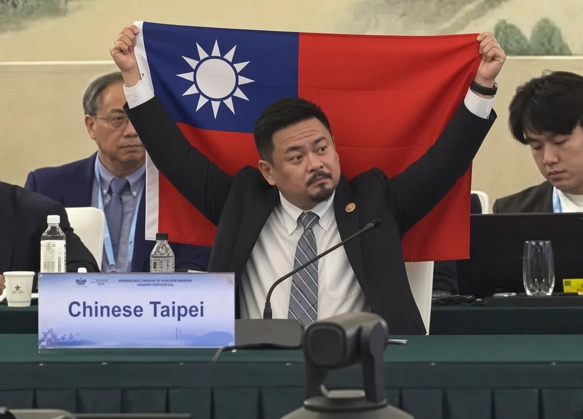 洪申翰APEC「高舉國旗」的AI假照在社群瘋傳。(翻攝自Threads)