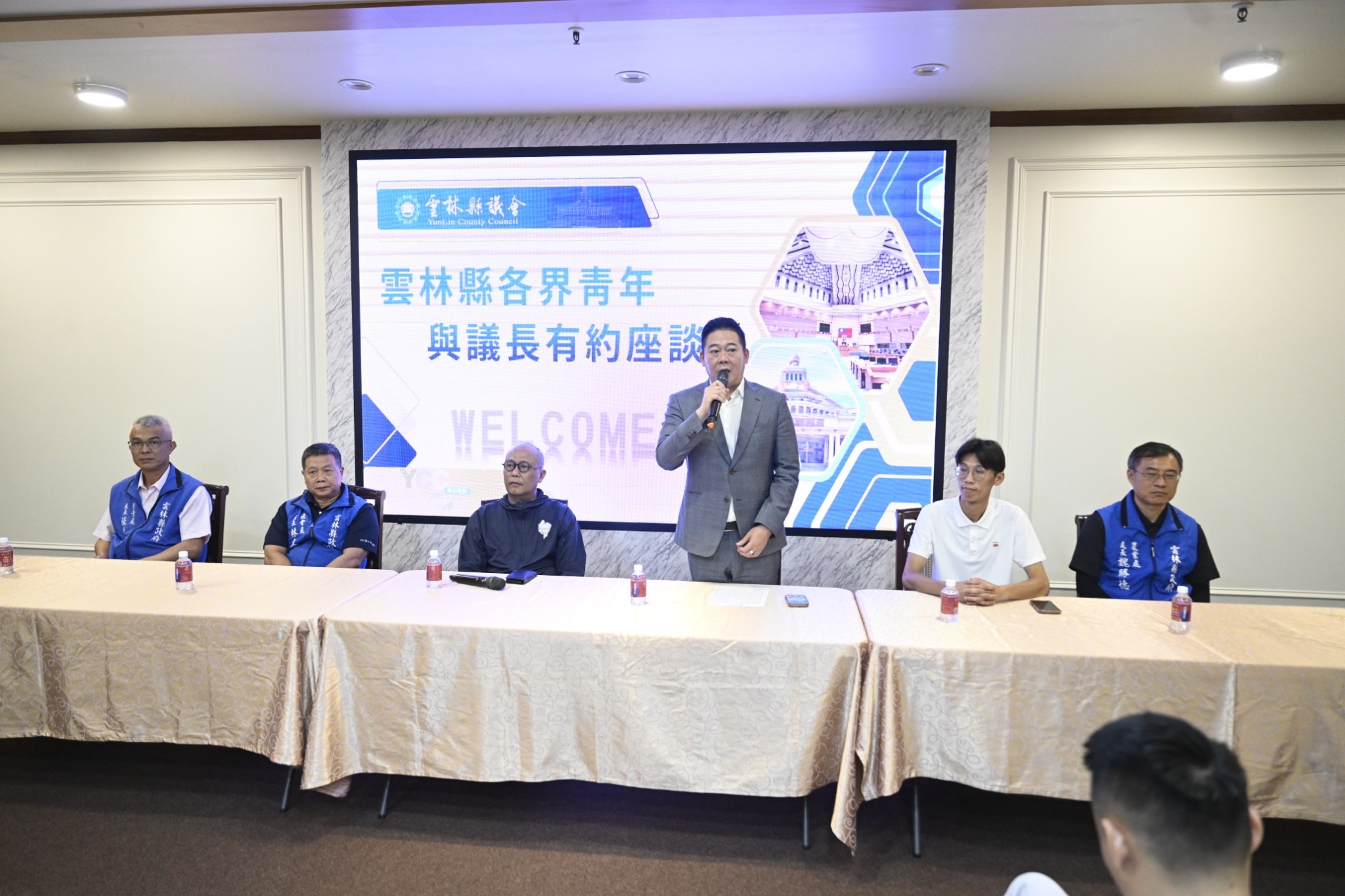 雲林縣議長黃凱(右3)與地方青年座談,勉勵對公共議題保持熱情。(讀者提供)