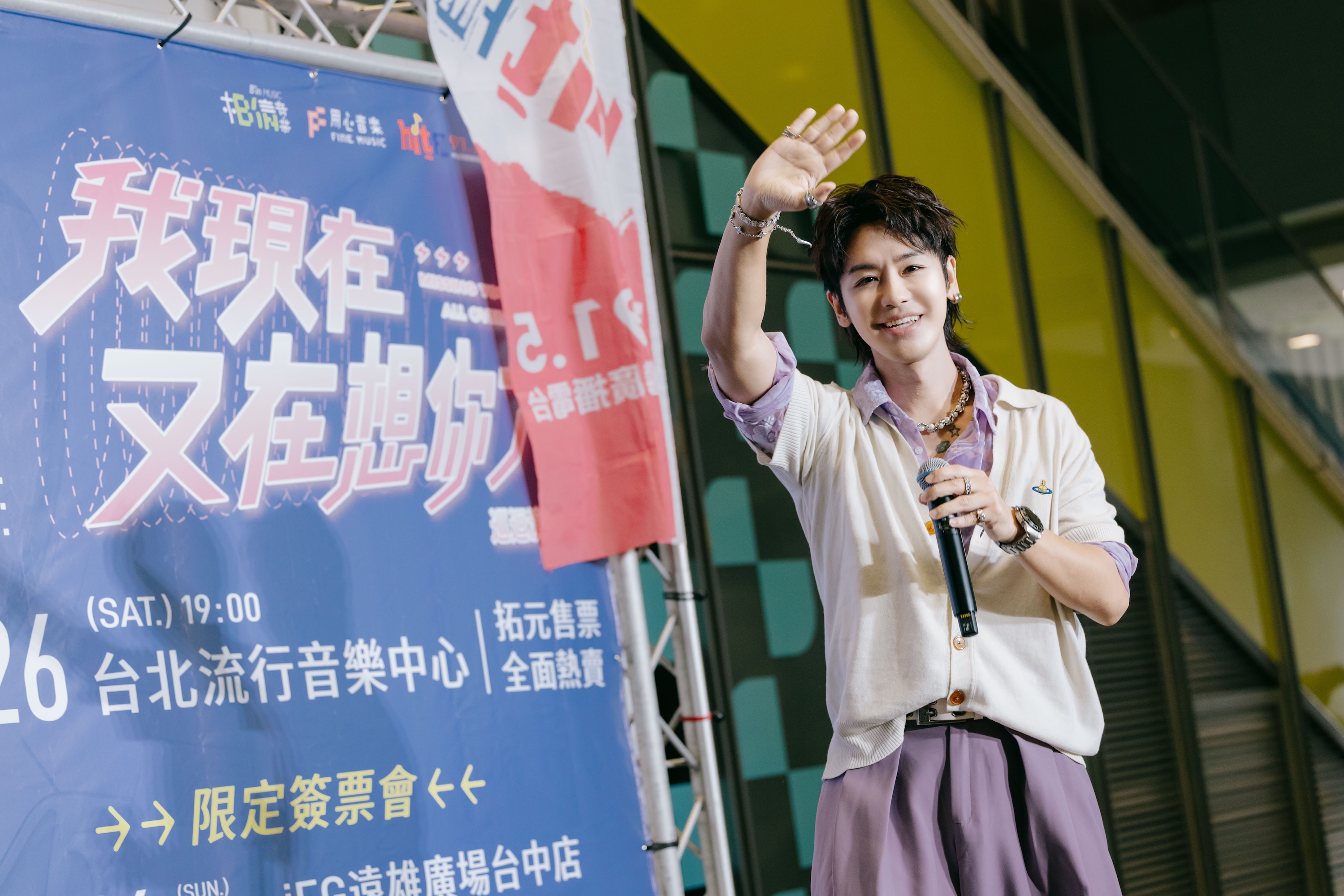 鼓鼓呂思緯台中舉辦限定簽票會,與歌迷近距離互動、簽名,成為粉絲傾訴心事的「樹洞」。(相信音樂提供)