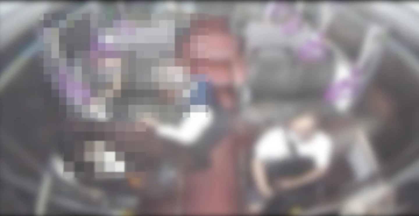 一名73歲老翁,連續更換座位對車上3名20多歲的女子伸出鹹豬手。(翻攝畫面)
