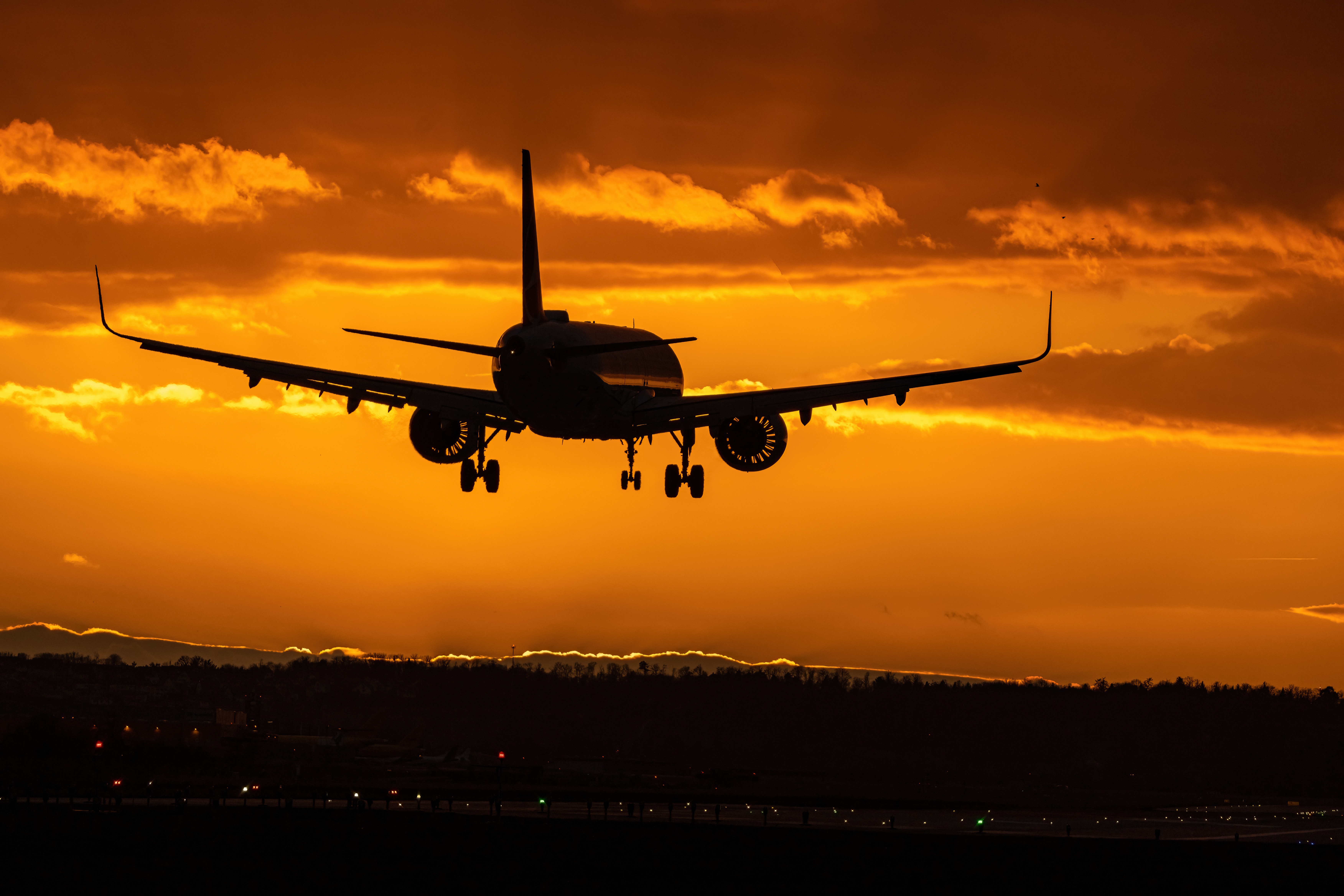 英國航空一架載有256人的波音777客機從希斯洛機場起飛不久後,於5800英呎高空與神祕金屬銀色幽浮驚險交會。(示意圖,pixabay)