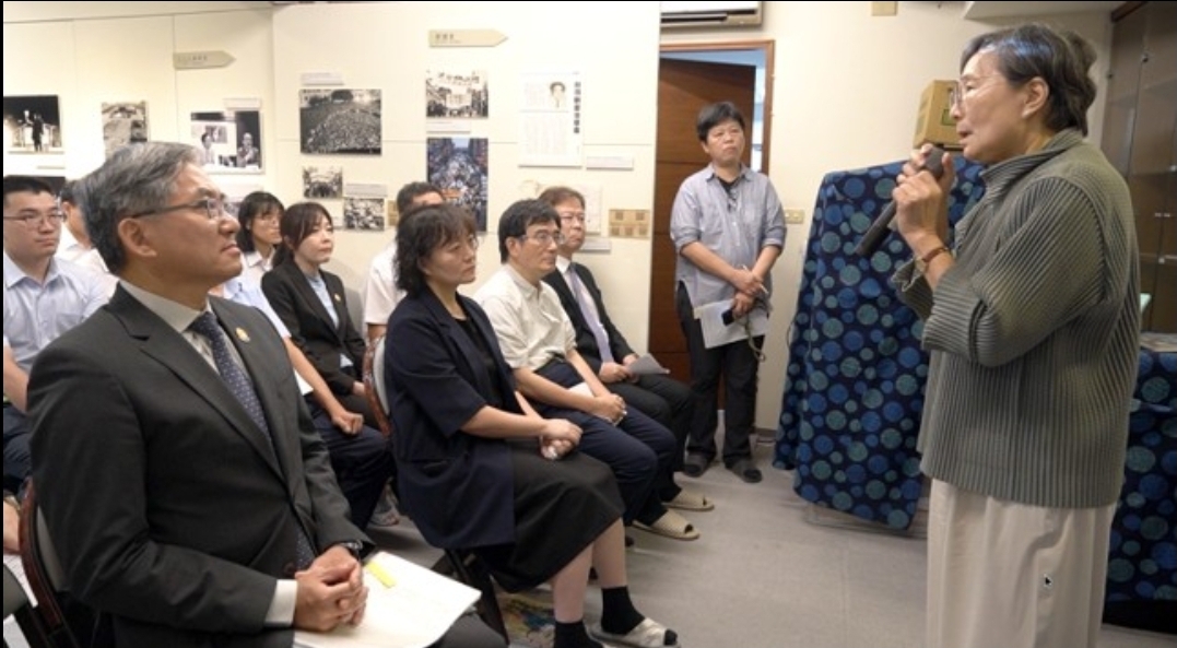 為強化新進調查官對民主及人權的認識,調查局安排參訪鄭南榕紀念館、義光基督長老教會及二二八國家紀念館,由局長陳白立帶隊,鄭南榕基金會終身志工葉菊蘭說明。調查局提供