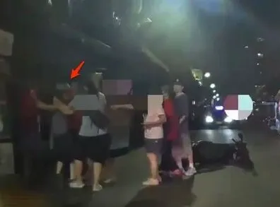 小貓遭撞死母貓叼走！蘆洲攤商怒攔人「要求吊樹頭」　雙方爆衝突