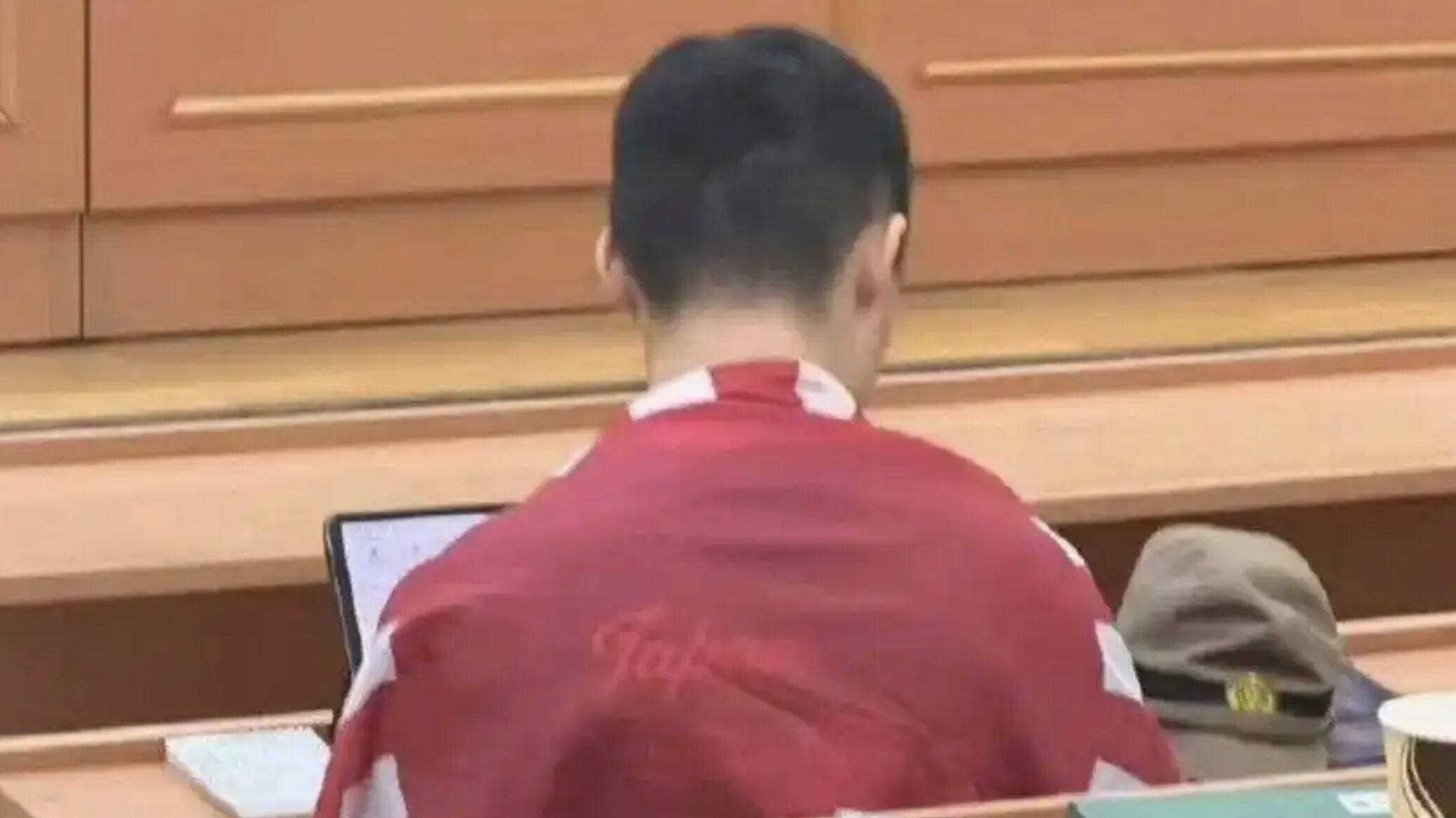 就讀莫斯科國立大學歷史系的中國籍陳姓留學生,日前於課堂上身披日本旭日旗並配戴日軍帽,引發在場其他陸生強烈不滿並爆發口角衝突。(翻攝自上觀新聞)
