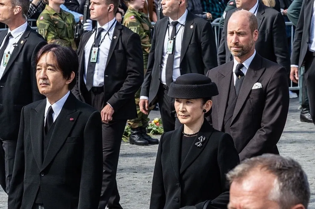 挪威國王國葬「全球王室都來了」！威廉王子、日本秋篠宮同框　20萬人擠爆奧斯陸