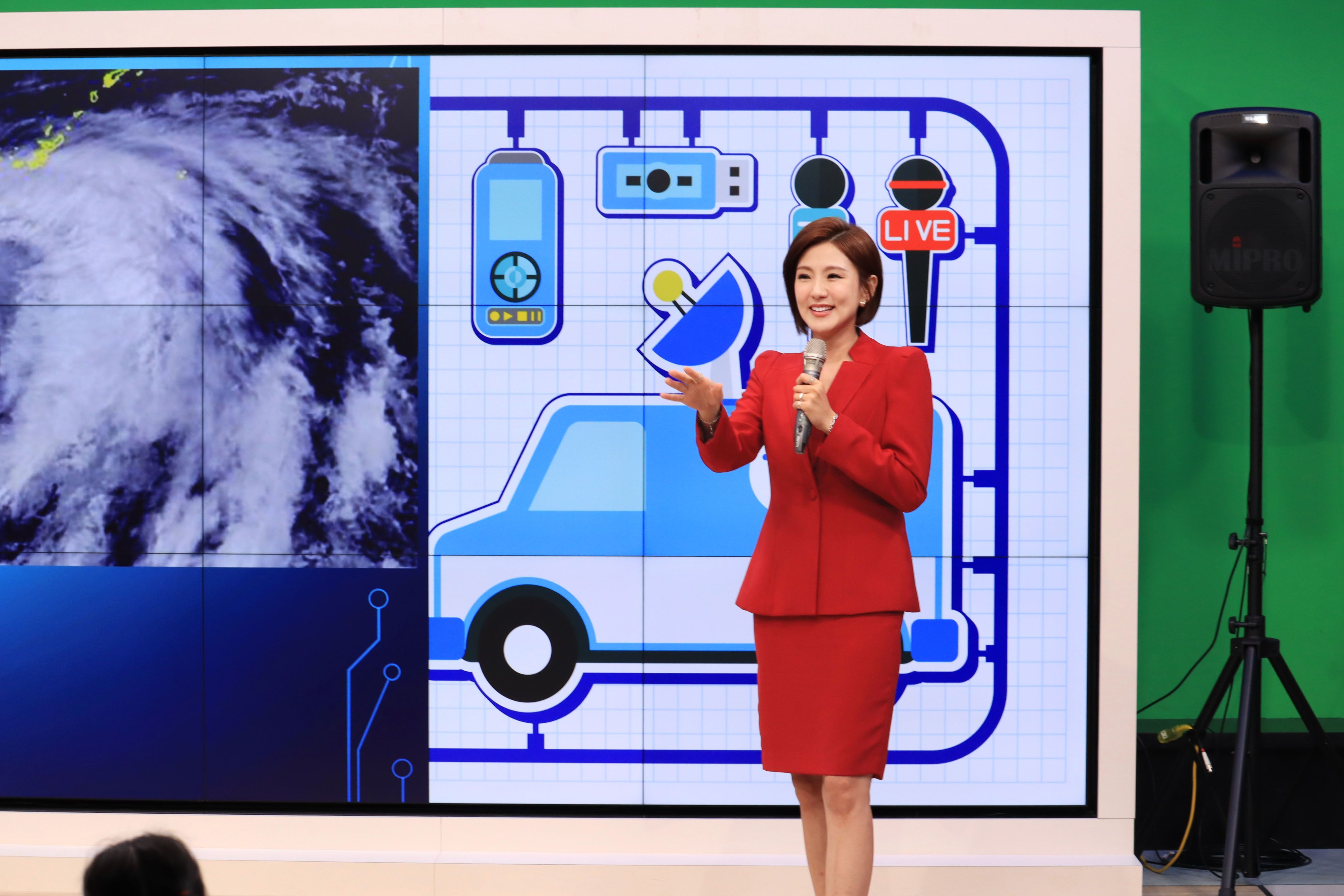 主播王鈺婷上課霸氣,私下指導小朋友時卻很溫柔。