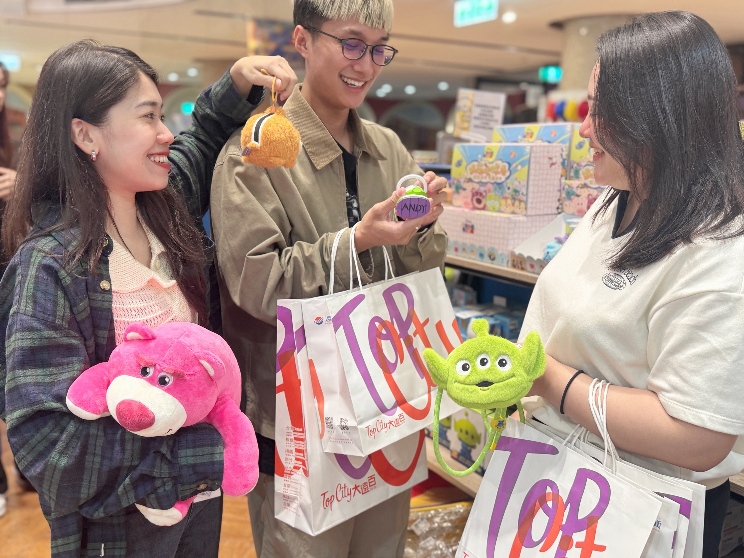 台中大遠百6月起集結迪士尼、皮克斯與超人氣療癒角色,打造多檔期間限定快閃活動。(台中大遠百提供)