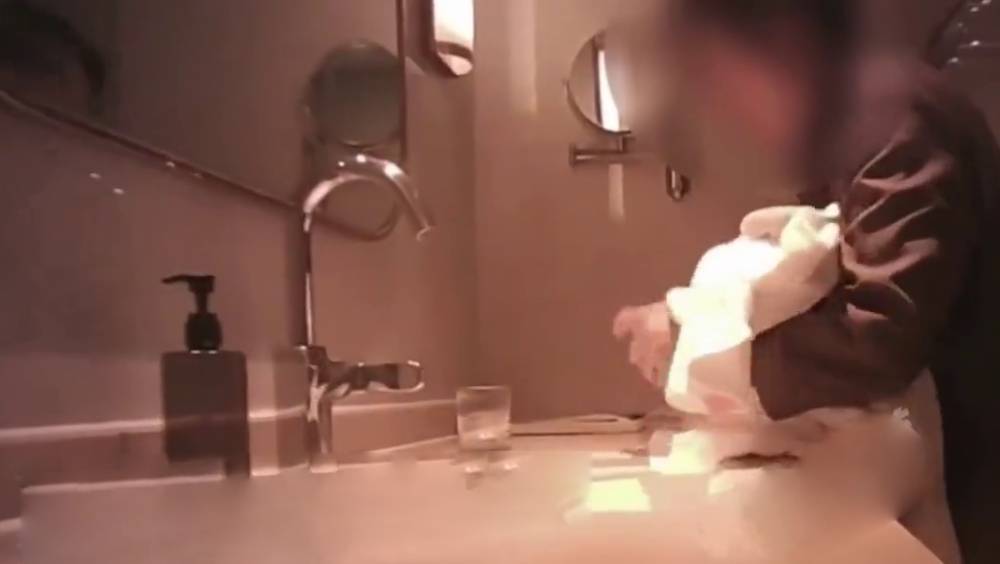 清潔人員以同1條客房毛巾先擦馬桶,再直接擦拭漱口杯,衛生行為嚴重不當,引發外界譁然。(翻攝自都市頻道)