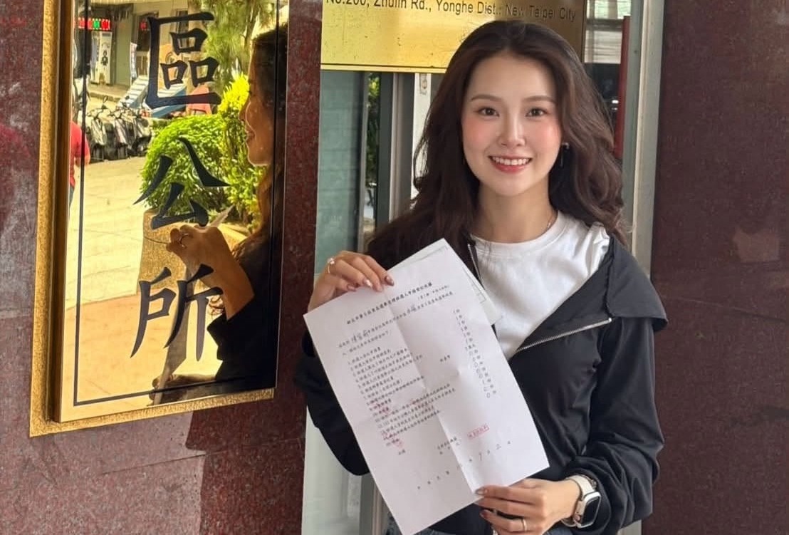 陳紫渝站在新北市永和區公所前開心合照,宣布投入連任選戰,本屆為同額競選。(翻攝陳紫渝臉書)