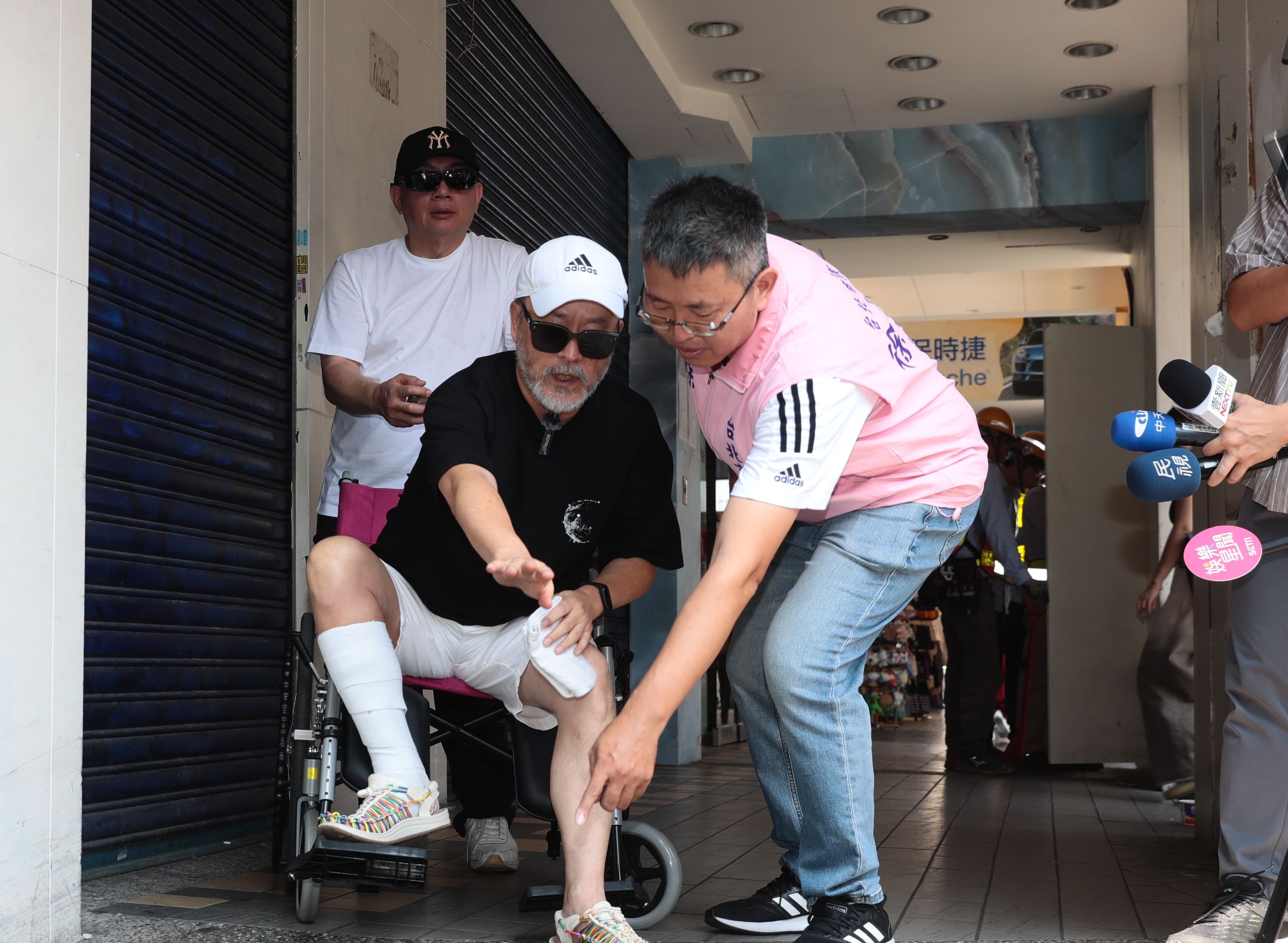 資深藝人班鐵翔今帶傷現身指出因西門町地面設計不良摔倒受傷。鏡報 林煒凱攝
