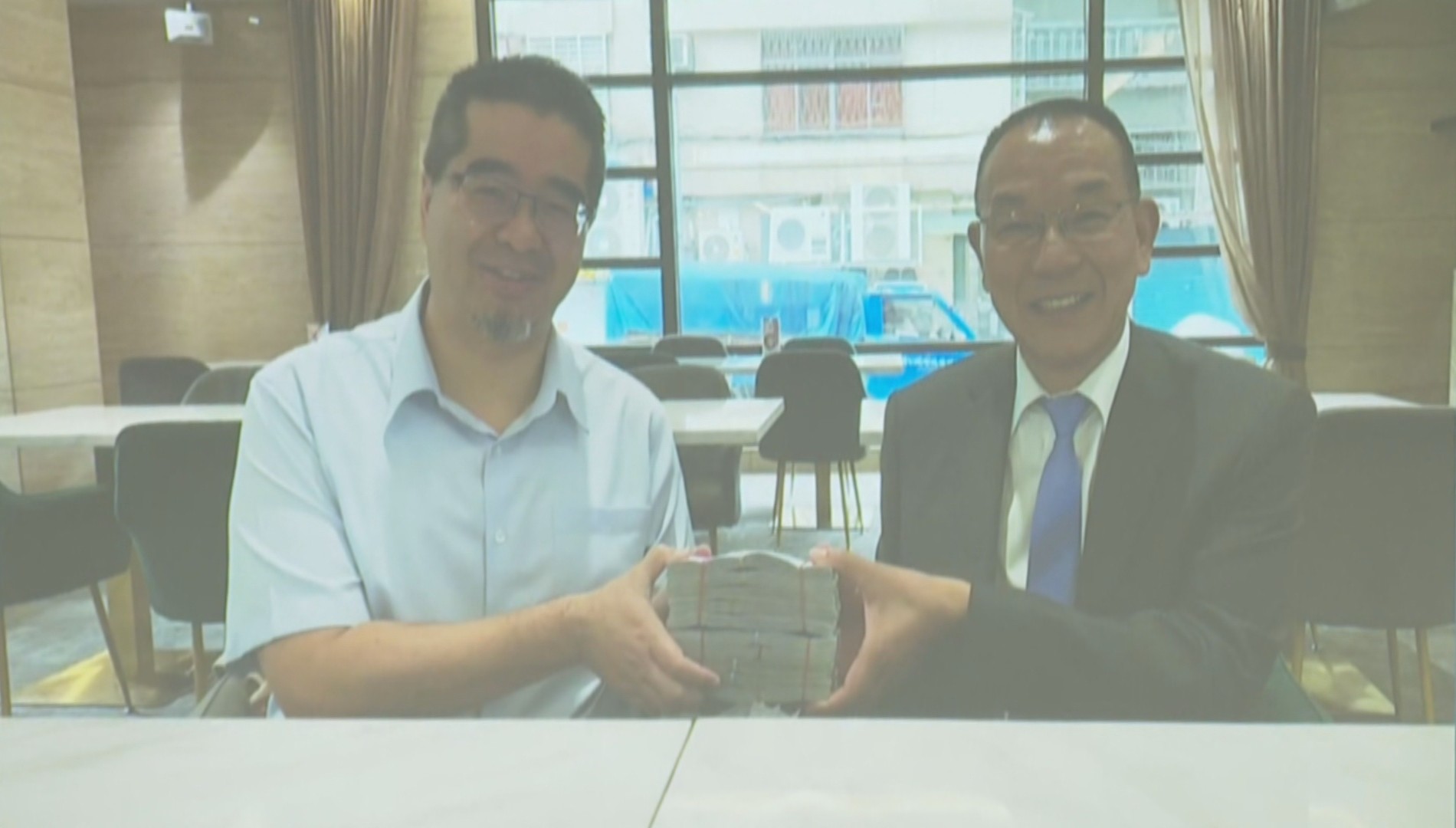 金溥聰甩出他與台商「手捧現金」燦笑照 蕭旭岑5點反擊提告自清