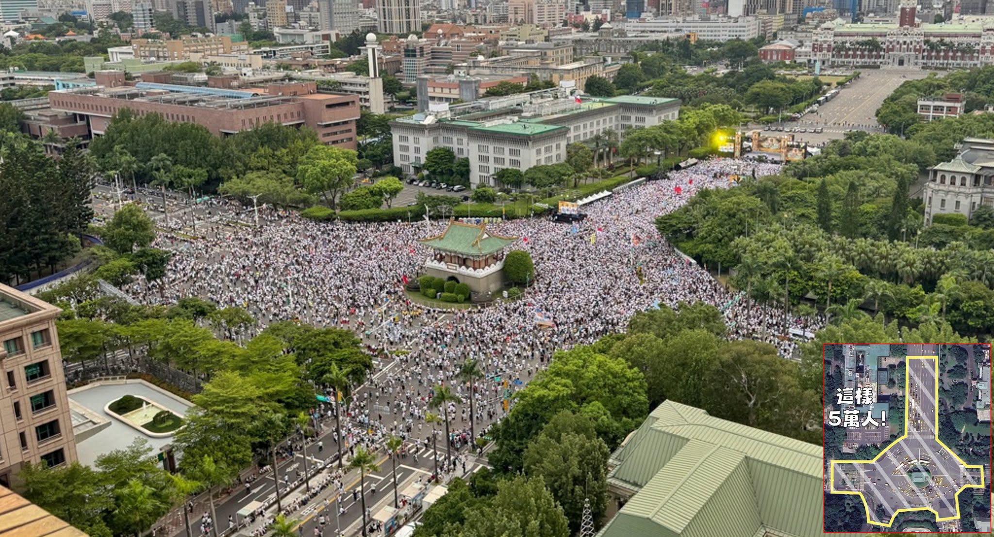 主持人19時40分於凱道活動,喊出現場突破20萬人。(翻攝自臉書@四叉貓)