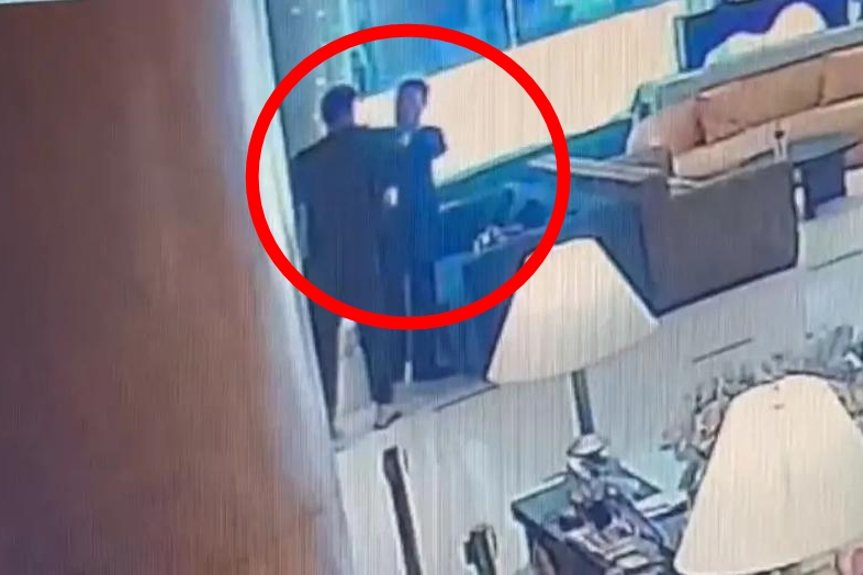 矢板明夫今準備離開飯店時,竟在飯店大廳遭到1名不明黑衣男子蓄意尾隨並揮拳突襲。(施志昌提供)