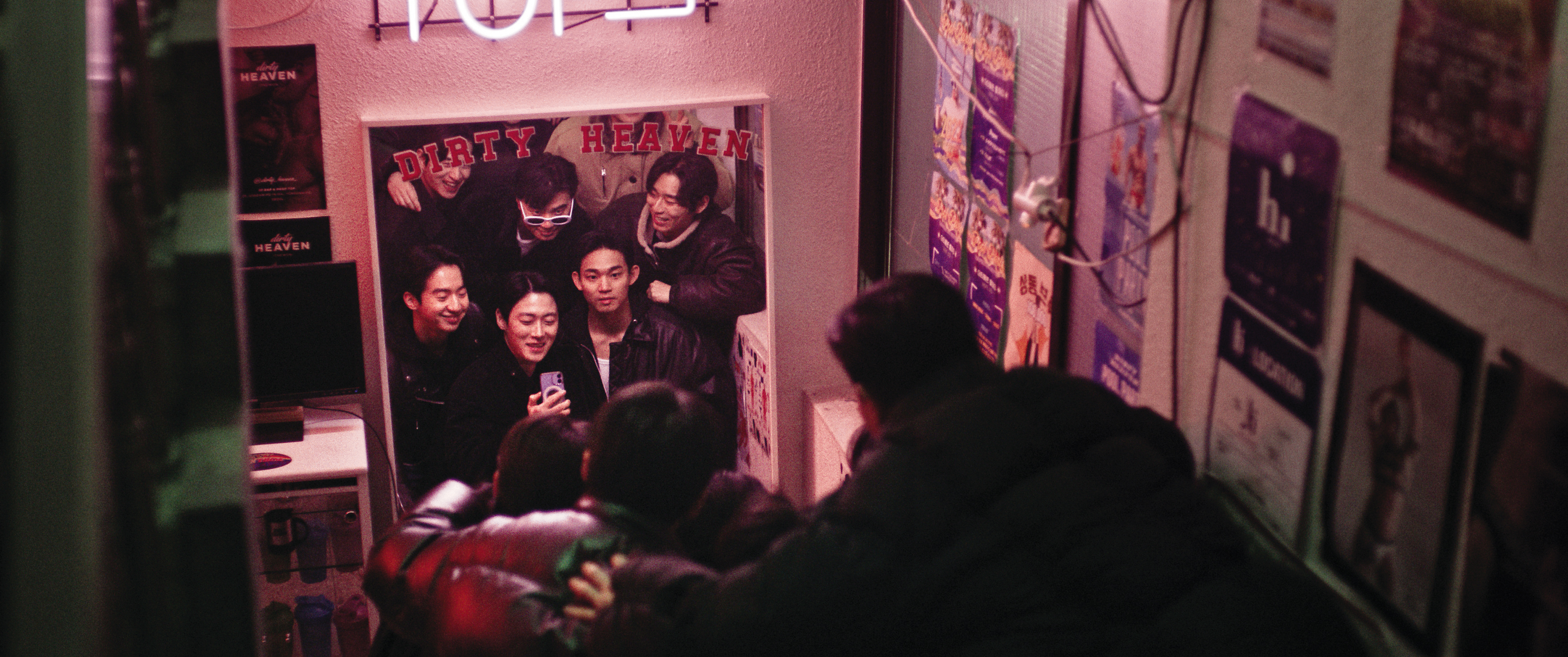 脫北者鼓起勇氣報名聯誼活動,卻意外踏入另一個屬於同志的社群,開啟了未曾有過的新生活。(好威映象)