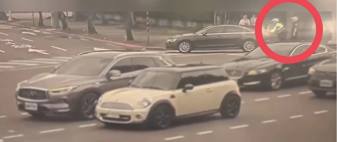 下班尖峰拋錨車卡路口 暖警徒手推車速解危