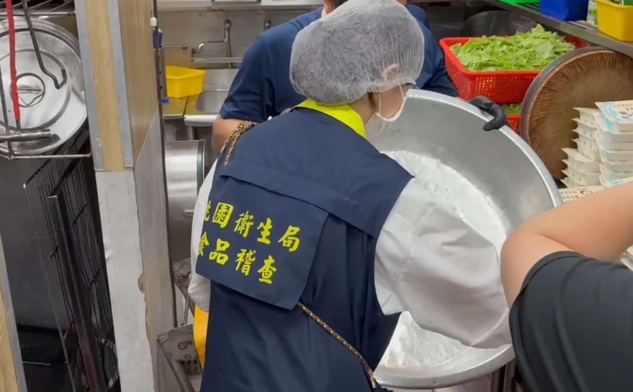 桃園「上野烤肉飯」疑似出現食物中毒事件,衛生局前往稽查。(桃園市衛生局提供)