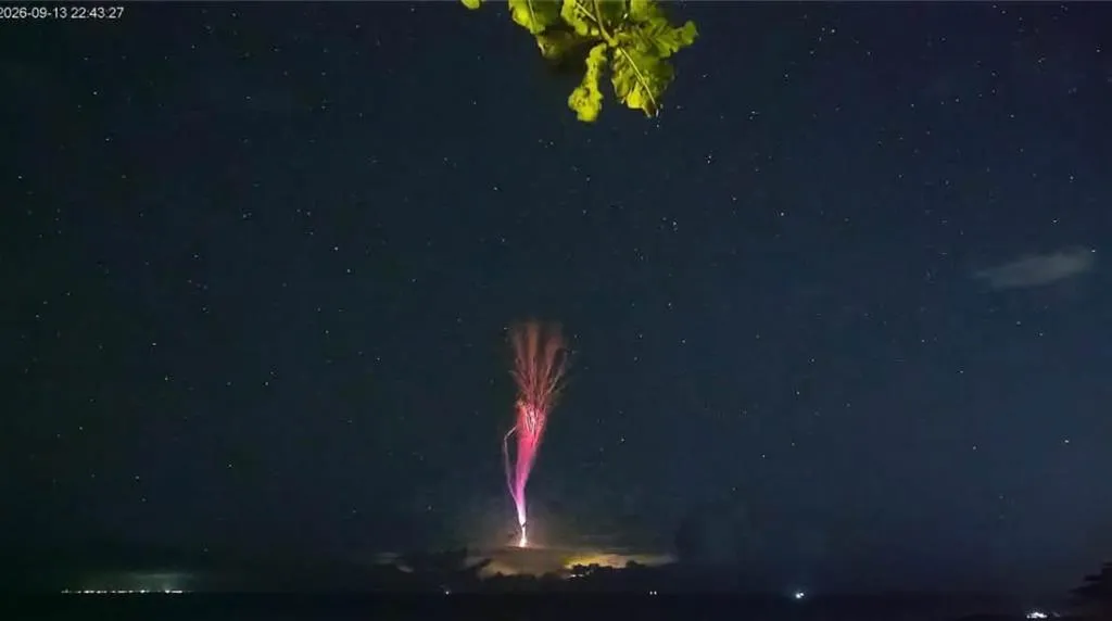 不到1秒的絕美瞬間！　台東夜空驚現「紅色精靈」炸裂如火花