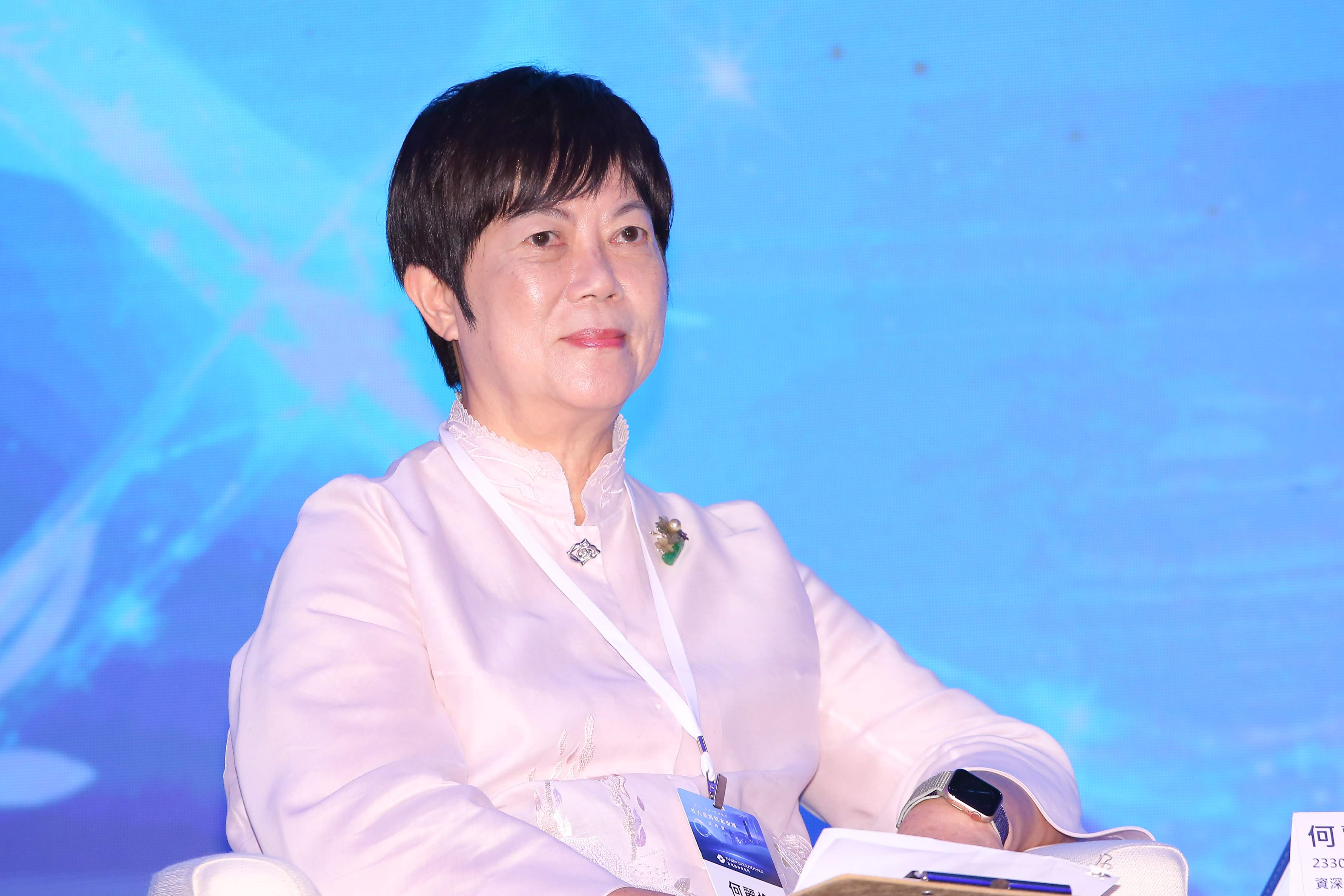 何麗梅將在4月退休,身價高達84億元。