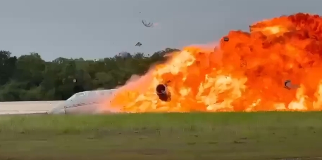私人飛機疑機械故障,著陸瞬間「炸成火球」機上2人全身亡。(翻攝自X)