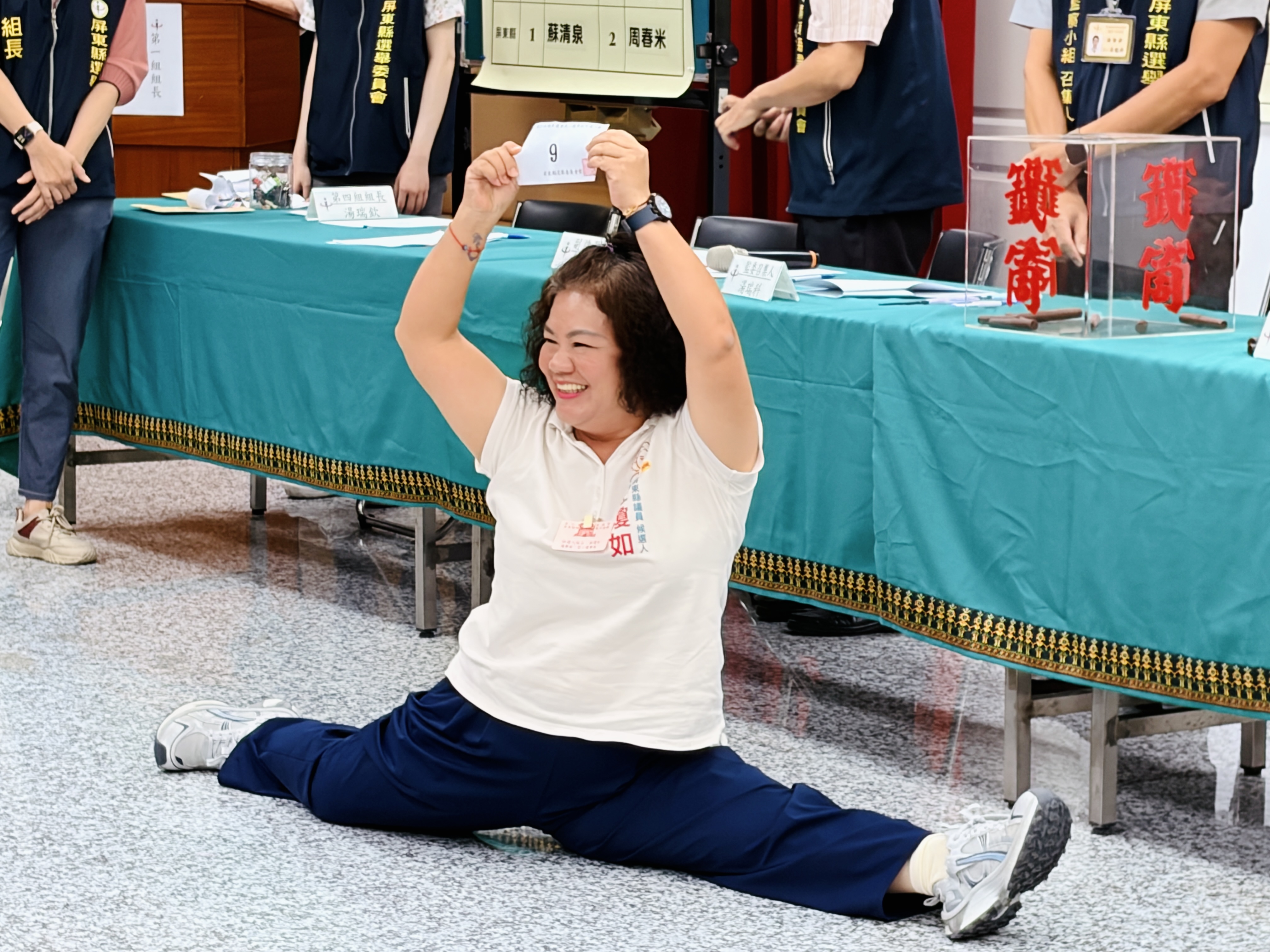 紙風車劇團前副團長莊瓊如參選縣議員抽中9號,立馬劈腿展示。(莊瓊如服務處提供)