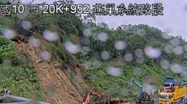 國道10號東向20.9公里燕巢路段今上午發生大面積邊坡坍塌。(翻攝自即時影像監視器)