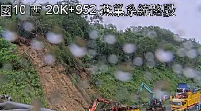暴雨狂炸！國10燕巢段邊坡滑落　緊急全線封閉搶修