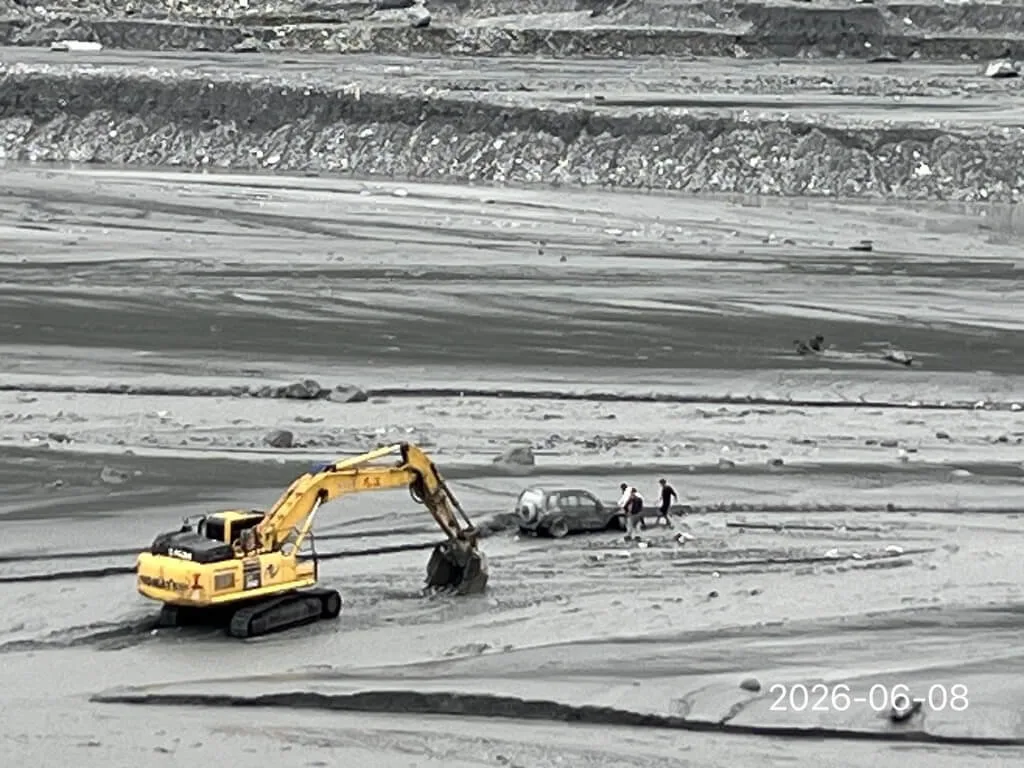 鄧姓工地主任在無線電中喊出「救我」失聯,搜救人員在下游處尋獲他駕駛的吉普車,但車上並未找到鄧男。(翻攝畫面)