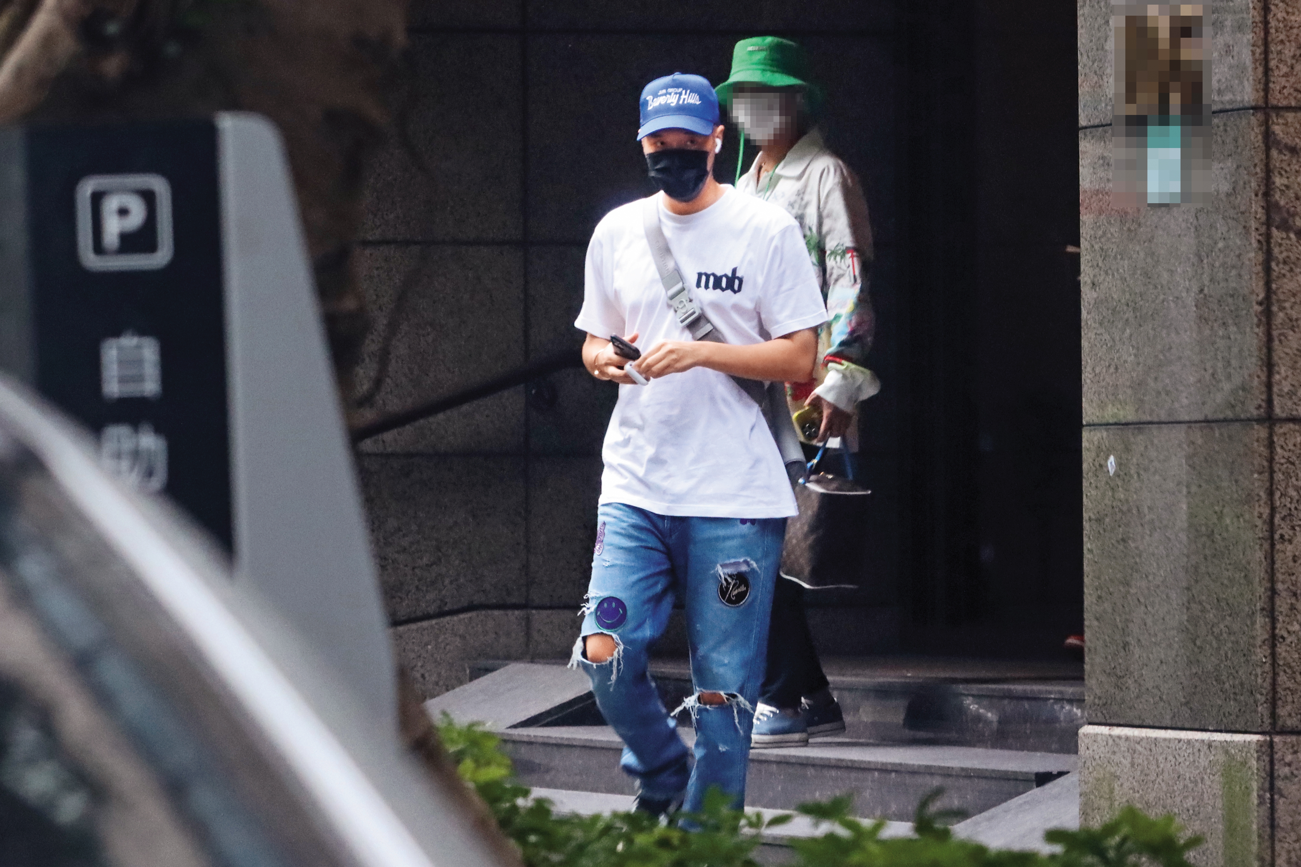 周湯豪(前)傳出砸了8,000萬元買下台北市內湖的豪宅,沒跟長期相依為命的媽媽比莉住在一起,更有一說他已有了成家打算。