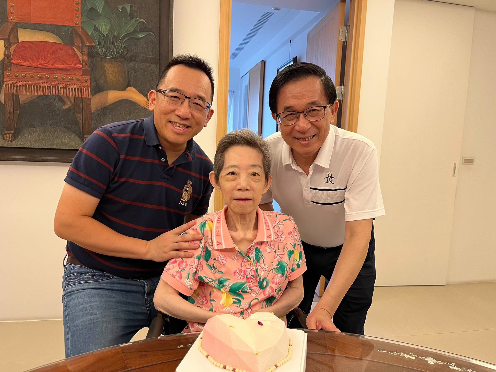陳水扁po文虧陳致中身材發福,「多注意身體,脆友都說你看起來跟我差不多大了!」(翻攝自陳致中臉書)