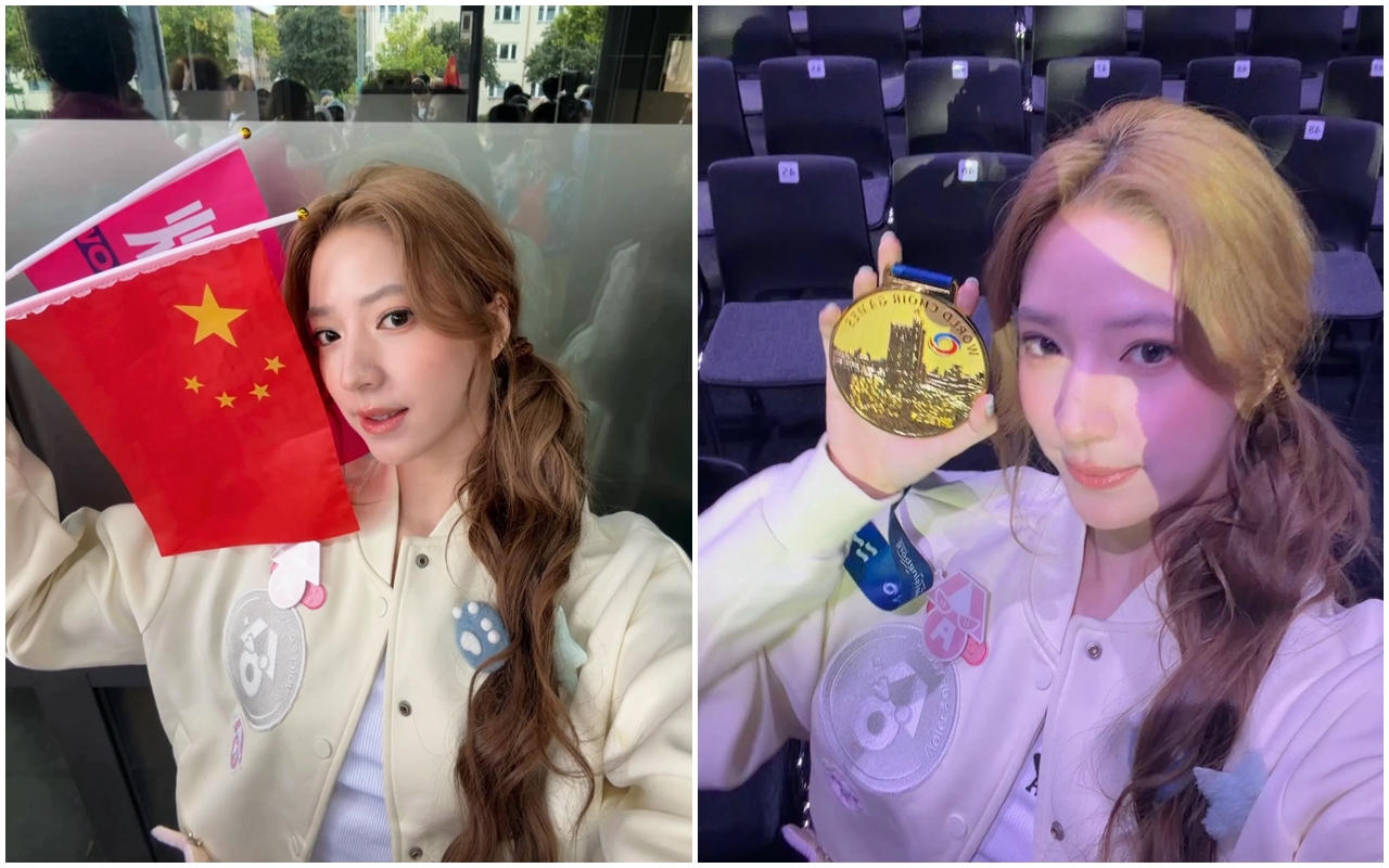 歐陽娣娣近日赴瑞典參加世界合唱比賽,最終奪下C16流行組合組別的冠軍。她在微博曬出「世界冠軍」獎牌,還高舉中國五星旗。(翻攝自歐陽娣娣微博)