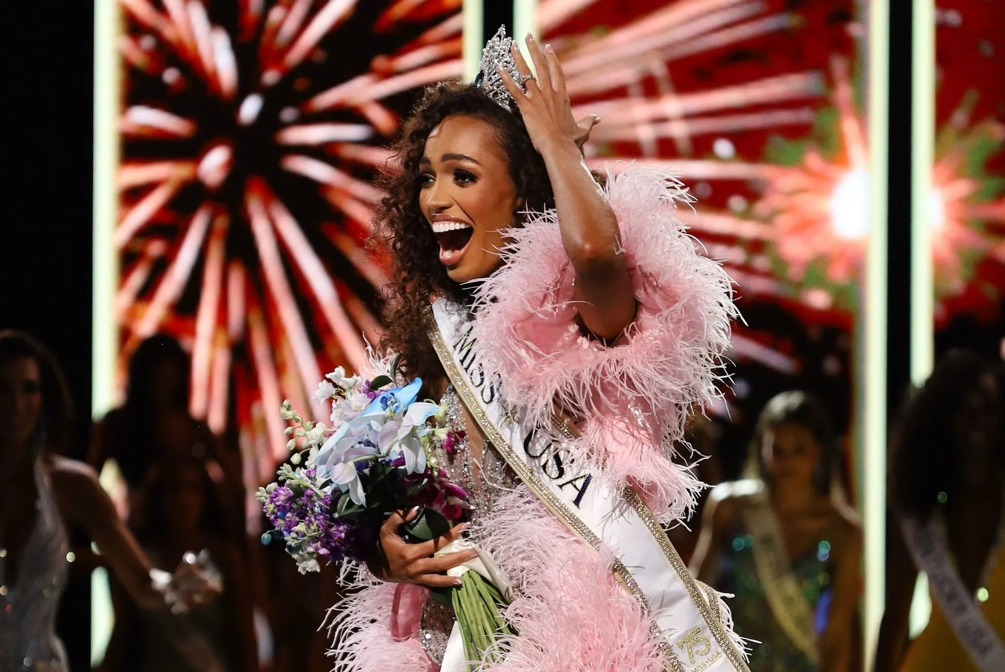 31歲二寶媽奪美國小姐冠軍！創75年首例　連破3紀錄抱回2千萬獎勵