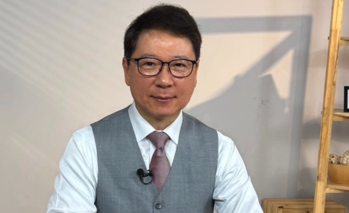 00403A掛牌首日有許多散戶不計價衝入,財經專家阮慕驊今po文提醒,「散戶義勇軍別買貴當『盼仔』」。(翻攝自阮慕驊臉書)