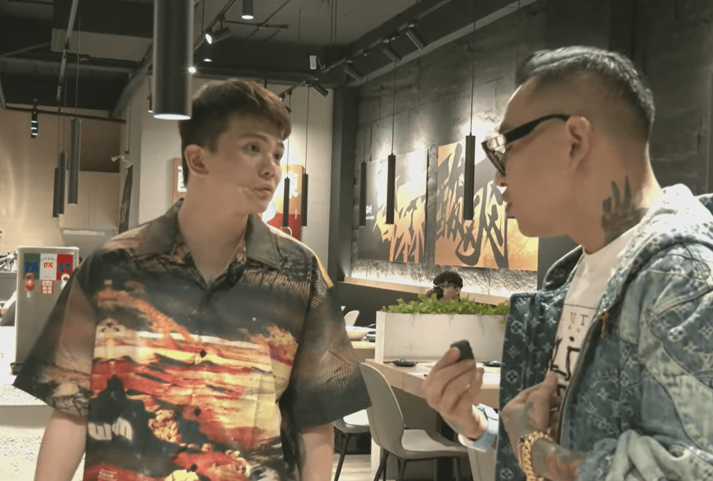 孫生(左)到蹦闆餐廳直播鬧場,稱食物臭酸、有頭髮,其行為遭網友砲轟。(翻攝自孫生YT)