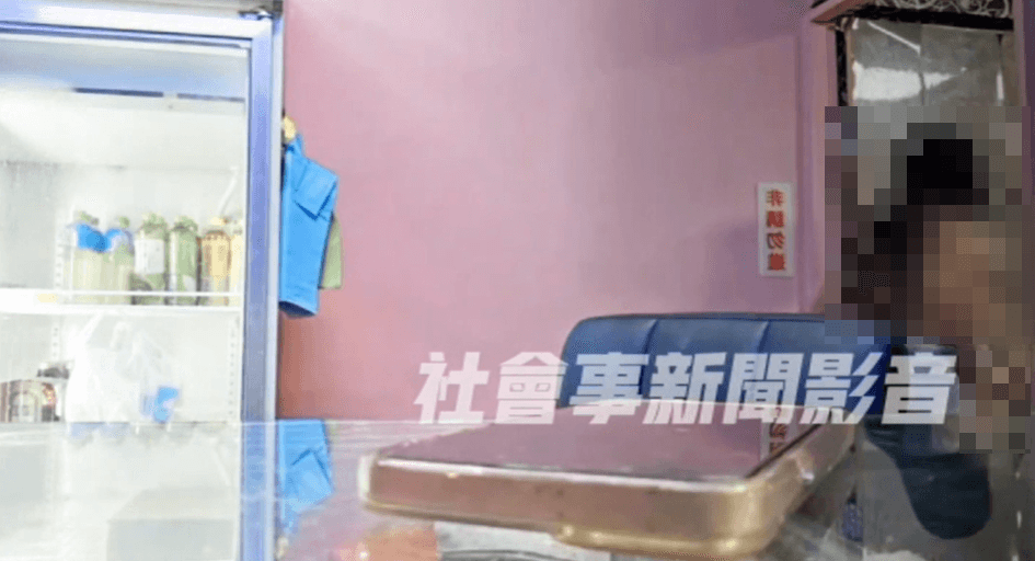 檳榔西施彭女直播時毆打男童致流血,警方獲報介入調查。(翻攝畫面)