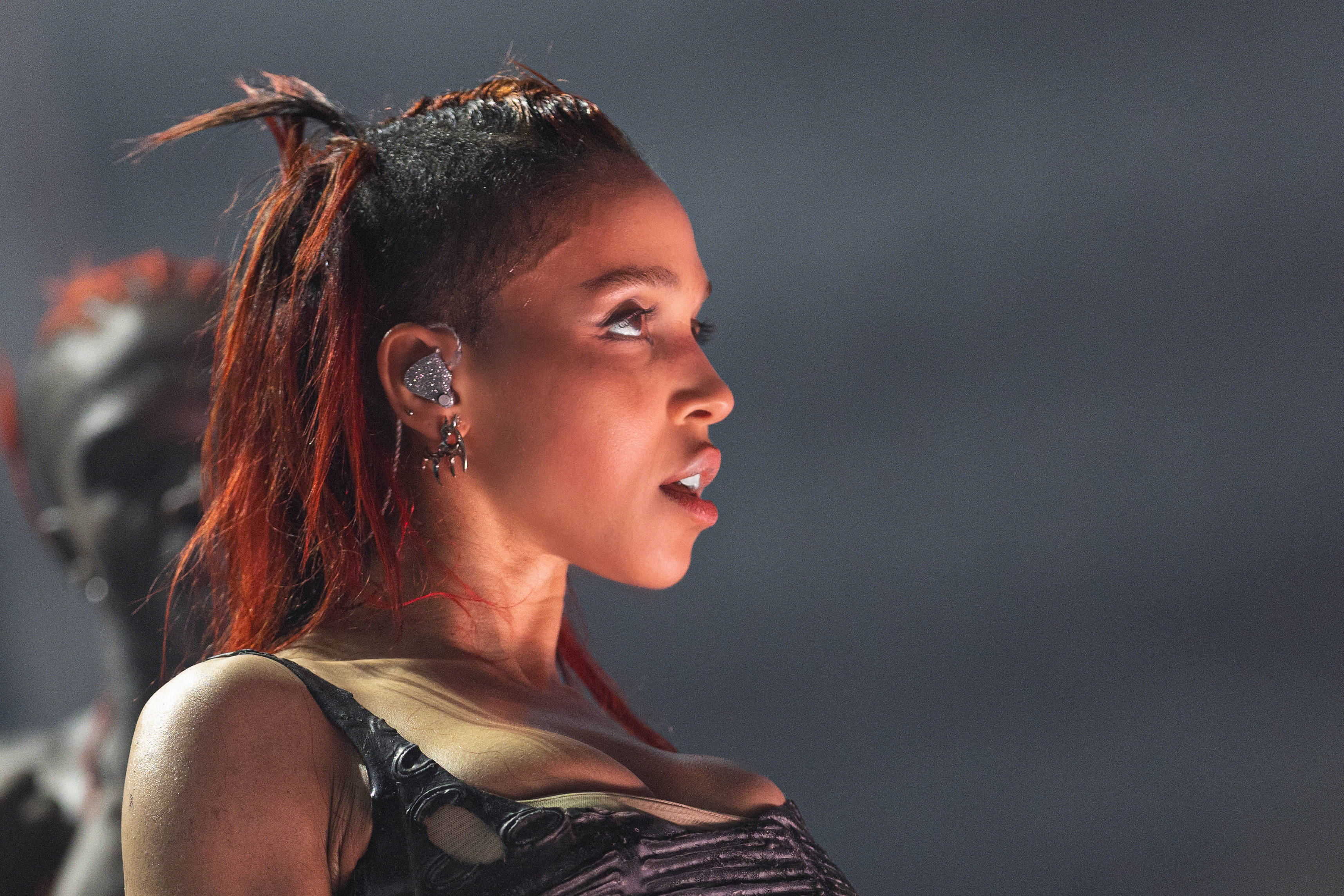 FKA twigs不受和解的保密條款約束,自由談論前男友西亞李畢福交往的細節。(東方IC)