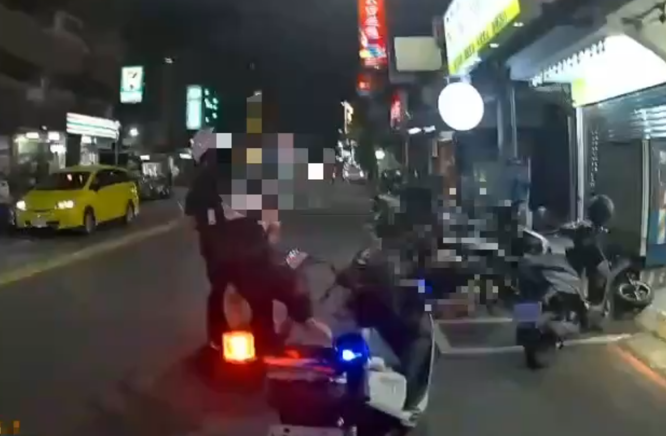警方獲報,三重一家熱炒店前有兩派人馬互毆,到場壓制雙方將 5人帶回偵辦。(翻攝畫面)