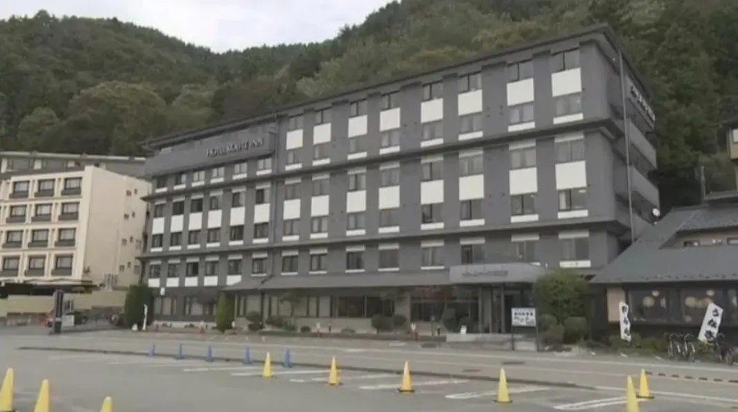 一名台灣女遊客19日上午被發現陳屍在日本山梨縣富士河口湖町一間飯店房內,震驚台日兩岸。(翻攝自山梨電視台)